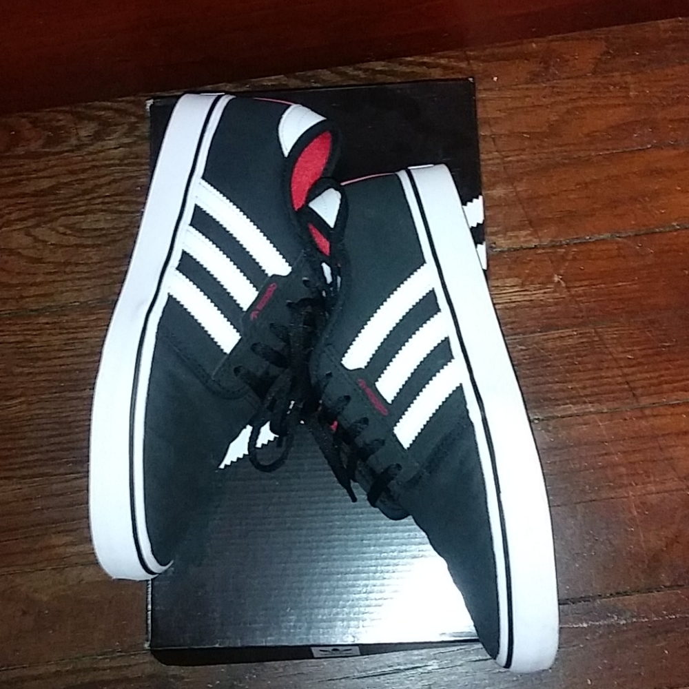 ❌WORN ONCE❌ ADIDAS SEELEY J SHOES